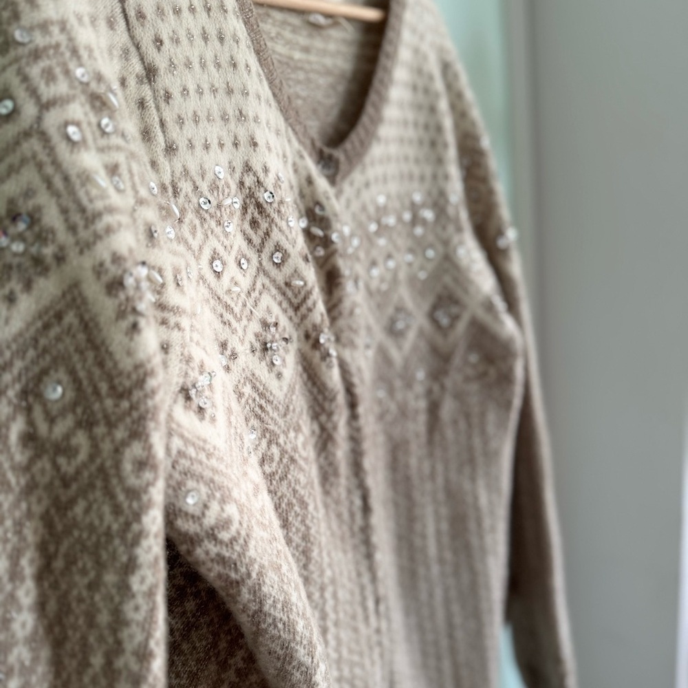 Elegant Beige Patterned Cardigan - Picture 3 of 13